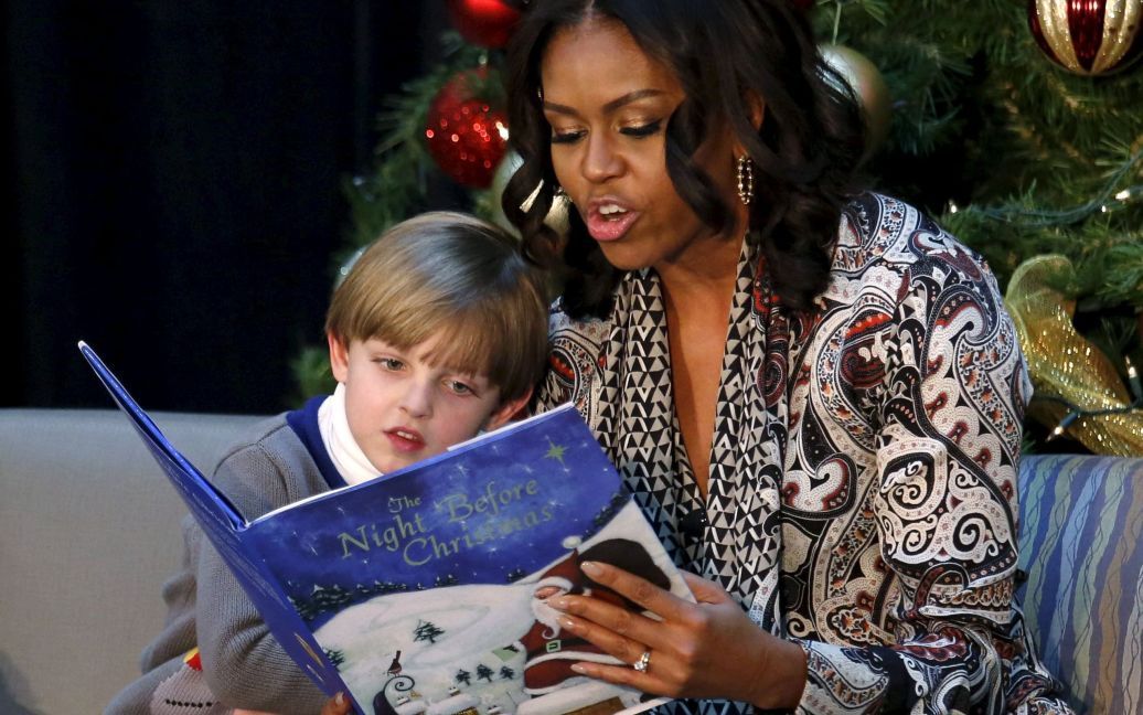 Перша леді США Мішель Обама читає казку &ldquo;Ніч проти Різдва&rdquo; 6-річному пацієнтові  Національної системи охорони здоров&#039;я дітей у Вашингтоні. / © Reuters