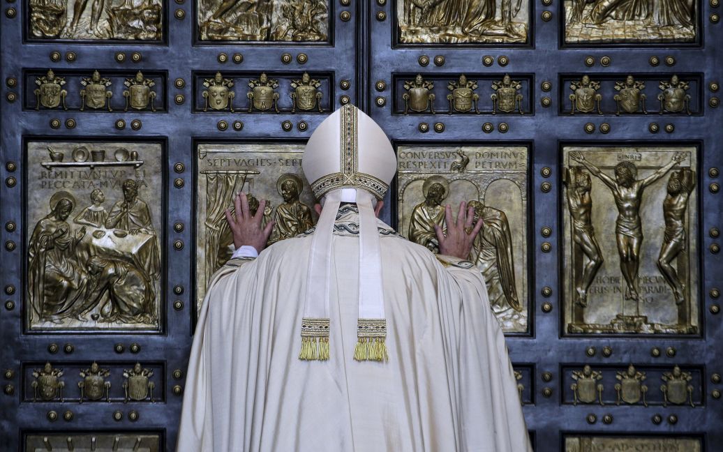 Папа Римский Франциск открывает Святые Двери в базилике Святого Петра в Ватикане, чтобы отметить открытие католического Святого Года. / © Reuters
