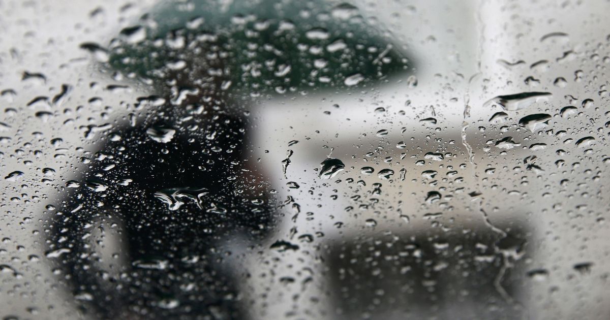 На вихідних в Україні буде дощити