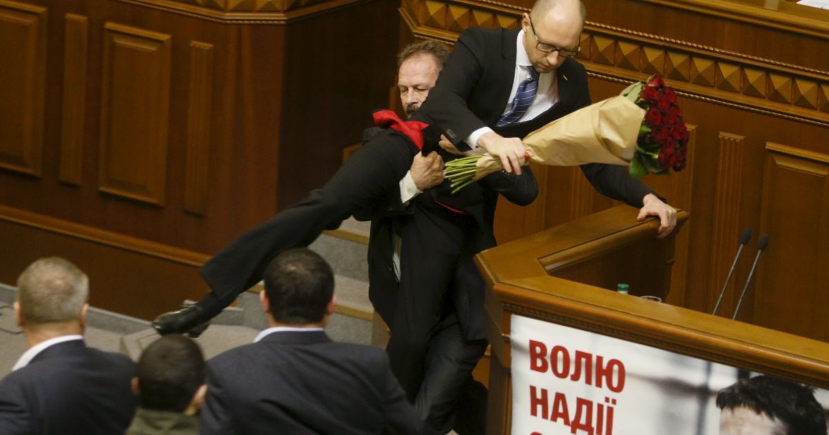 Нардеп Барна во время выступления Яценюка в парламенте решил его поносить