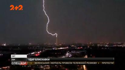 В США во время непогоды молния попала в вашингтонский обелиск