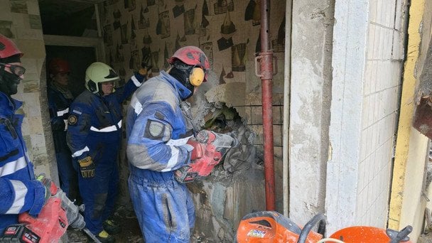 Спасатели деблокировали мужчину из-под завалов