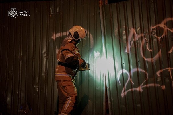 У центрі Києва хлопець упав до п’ятиметрової ями на місці археологічних розкопок / © Управління ДСНС Києва