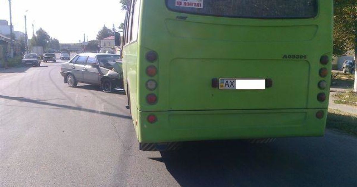 На Донетчине легковушка на бешеной скорости протаранил школьный автобус: есть пострадавшие