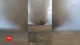 Огромный пылевой столб зафиксировал тракторист в Кировоградской области