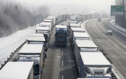 Во Львовской области из-за непогоды будут ограничивать движение грузовиков: список площадок