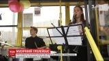 Ученики столичной музыкальной школы устроили концерт в троллейбусе