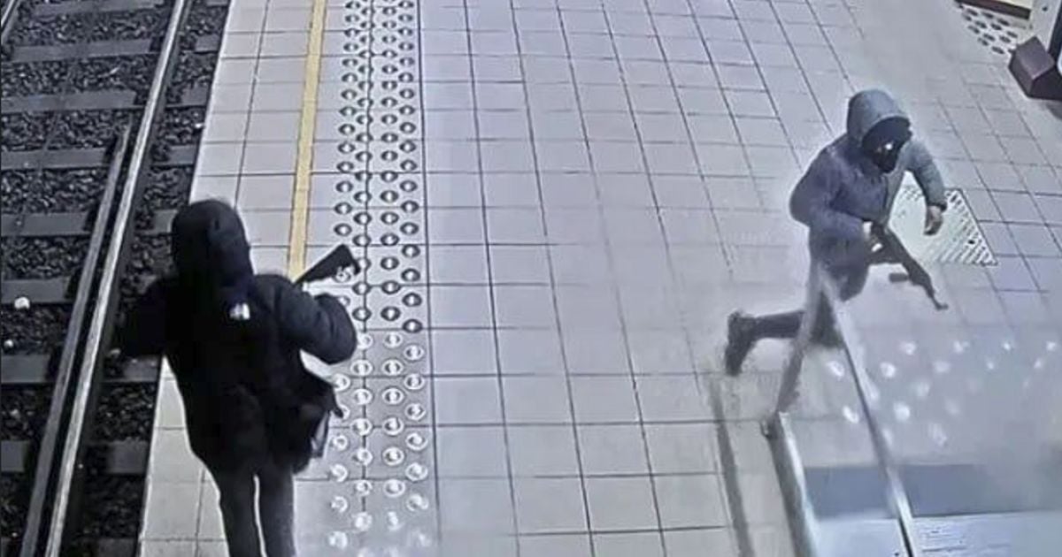 Двое мужчин устроили стрельбу возле станции метро в Брюсселе