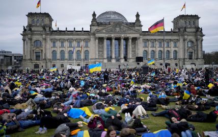 Тысячи людей просто легли на землю: в Грузии, Чехии и Германии прошли митинги в поддержку Украины