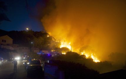 Французький острів у Середземному морі потерпає від лісових пожеж