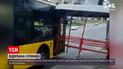 Новости Украины: в Киеве остановку снесло ветром прямо на троллейбус