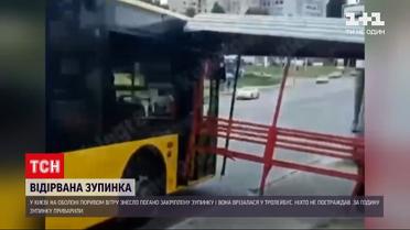 Новости Украины: в Киеве остановку снесло ветром прямо на троллейбус