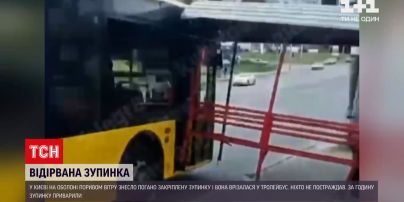 Новости Украины: в Киеве остановку снесло ветром прямо на троллейбус