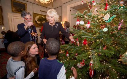Герцогиня Корнуольская пригласила детей украсить новогоднюю елку в королевской резиденции