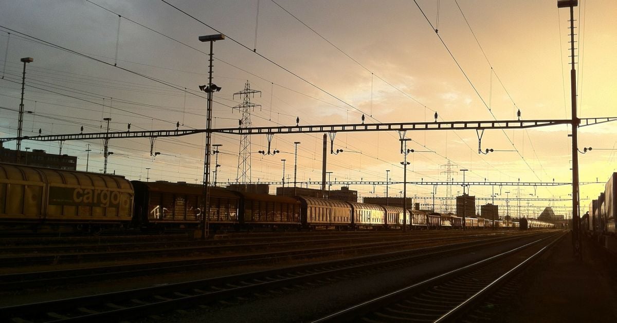 Железнодорожники открыли движение через волноваху