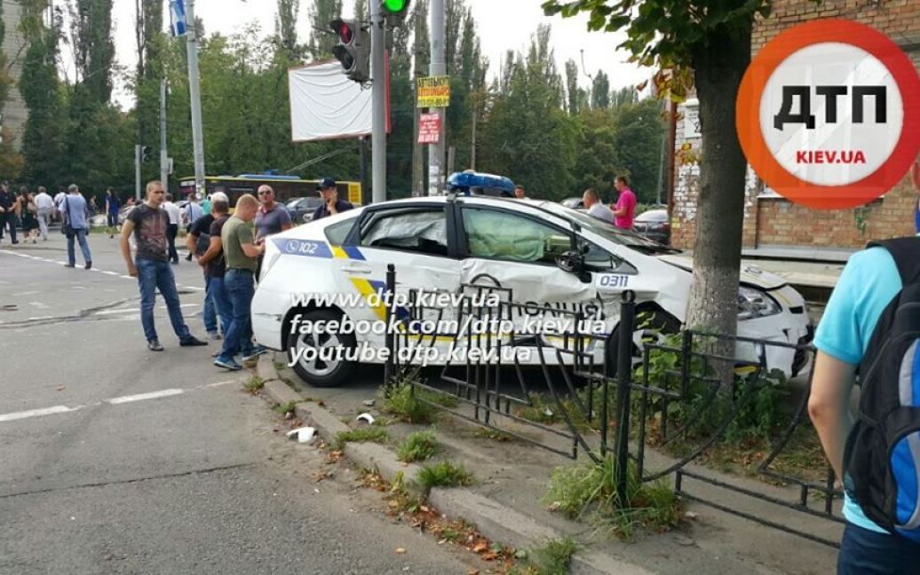 Chevrolet не разминулся с патрульной машиной / © facebook/dtp.kiev.ua