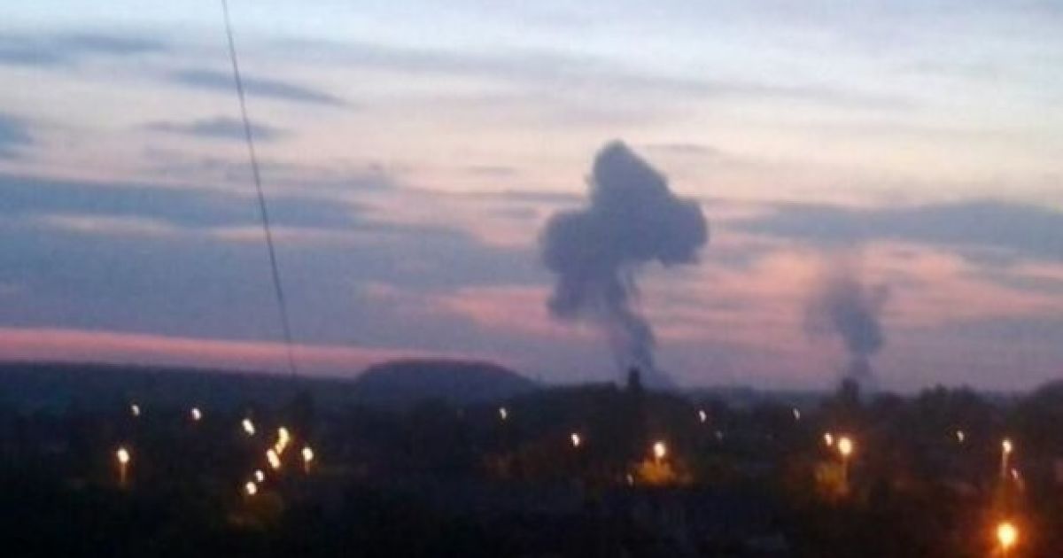 Дым после взрыва на заводе химизделий.