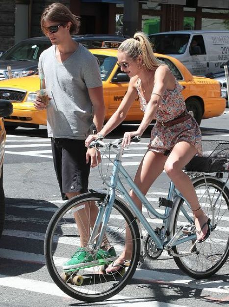 Кэндис Свэйнпоул и Герман Николи на прогулке в Нью-Йорке / © Getty Images