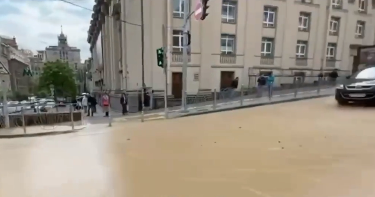 "Водоканал фільтр-каву наливає": центр Києва потопає в окропі (відео)