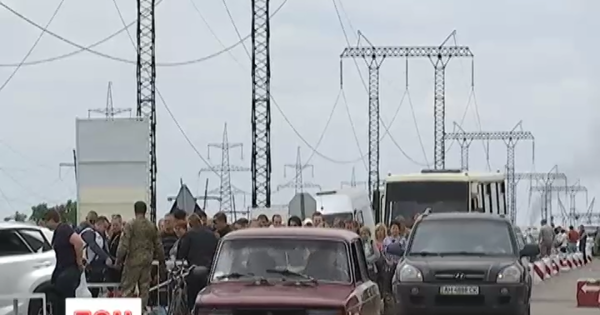 Диверсия в Станице Луганской: враг хитростью подошел к блокпосту и обстрелял его