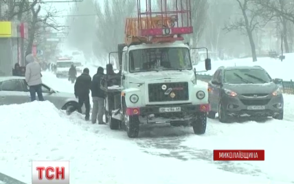 Україна під ударом зимової стихії: триметрові замети на дорогах і обледенілі електродроти
