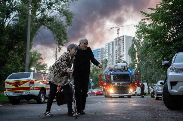 Літня пара, яка постраждала внаслідок атаки по Києву 4 липня / Автор фото — Данило Павлов