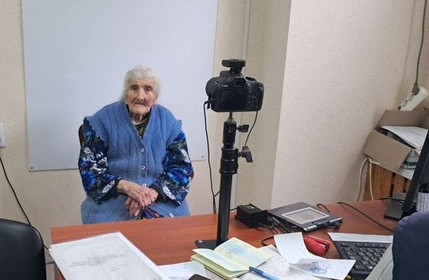 У Слов'янську 100-річна бабуся оформила закордонний паспорт: куди поїде