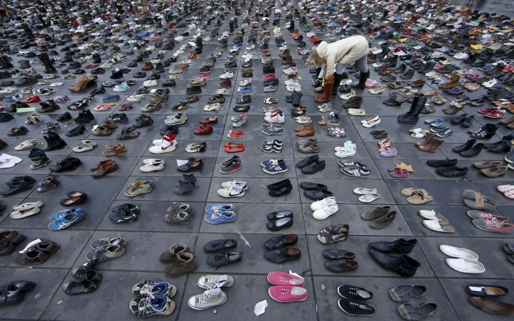 Пари взуття символічно розміщені на Площі Республіки у Парижі після скасування запланованого екологічного маршу через режим надзвичайного стану після терактів 13 листопада. 30 листопада у Парижі стартує Всесвітня Конференції зі зміни клімату 2015 року (COP21). / © Reuters