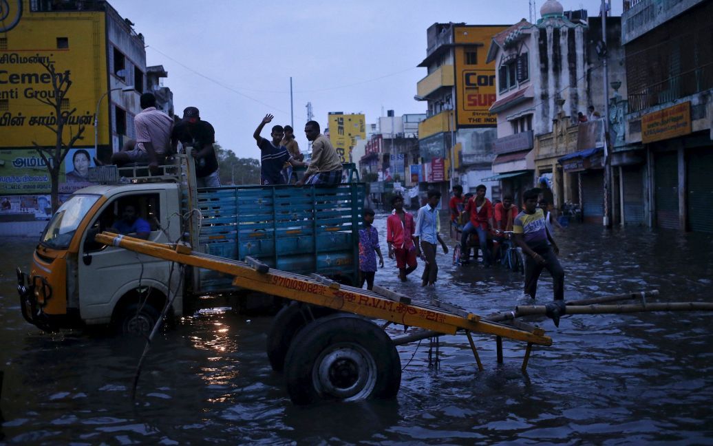 Повінь залишила сотні людей без домівки / © Reuters