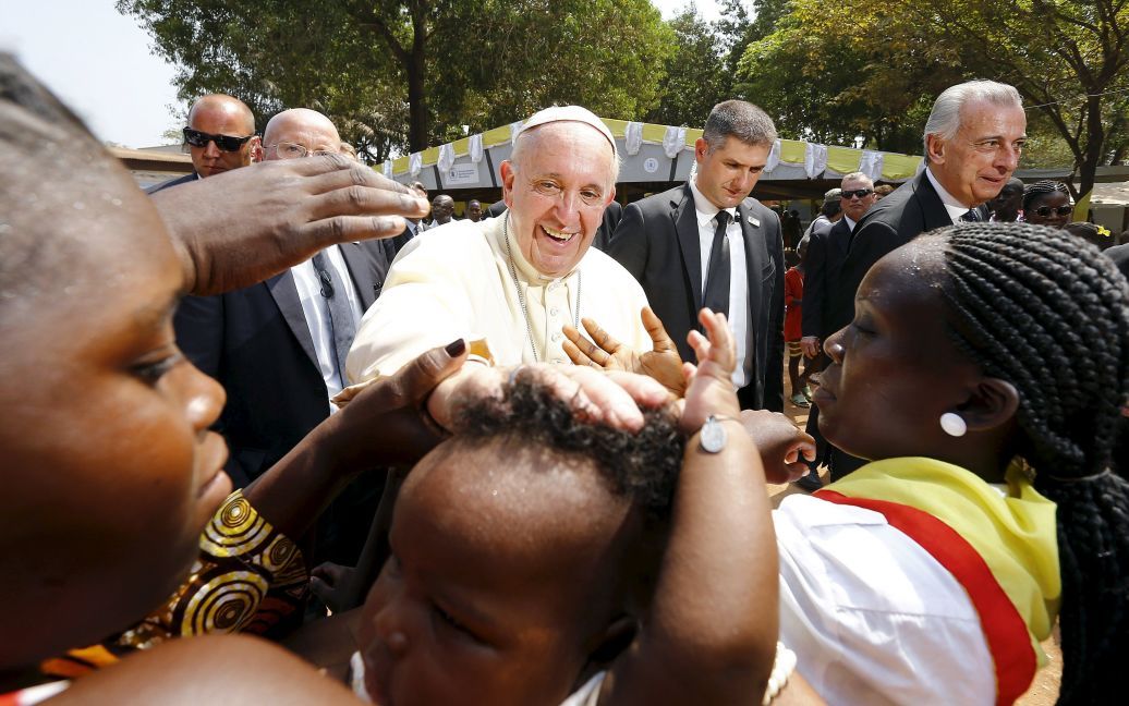 Папа Римський Франциск благословляє дитину під час відвідин табору біженців у місті Бангі, Центрально-Африканська Республіка. / © Reuters