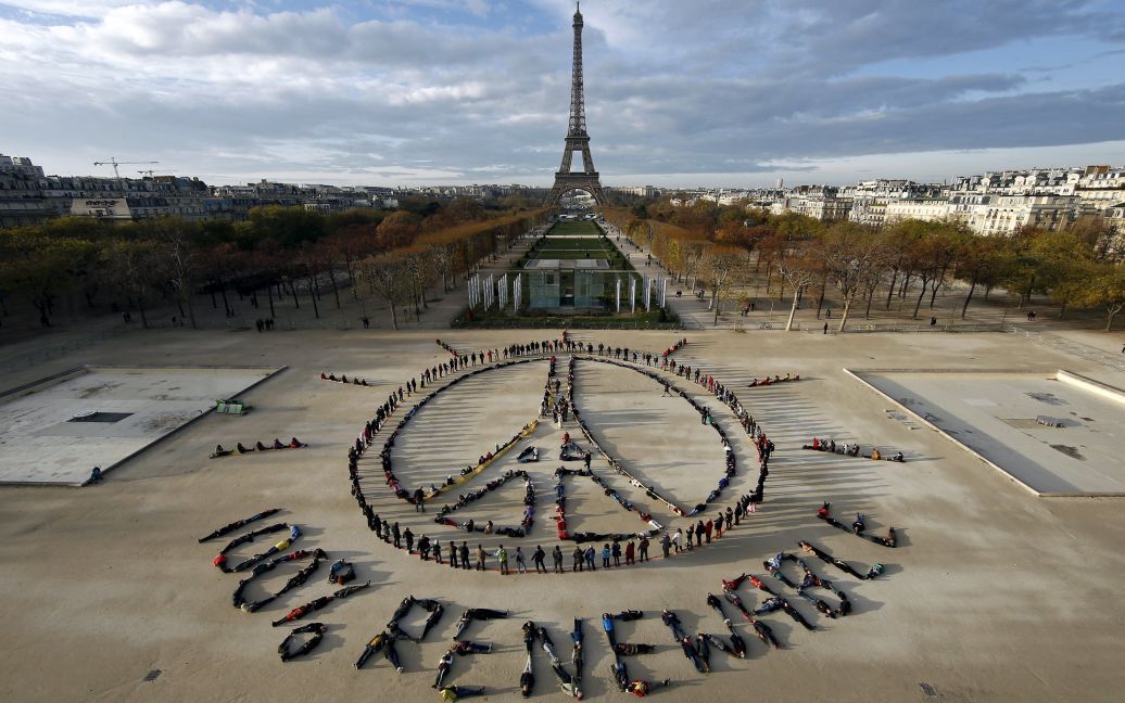 Сотні екологів вишикувались, щоб сформувати послання надії і миру перед Ейфелевою вежею в Парижі, Франція. У Франції триває Всесвітня конференція зі зміни клімату. / © Reuters