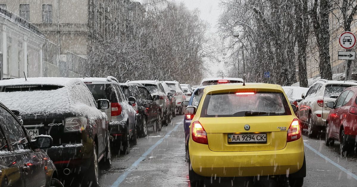 Через погіршення погоди водіїв закликають неухильно дотримуватися ПДР