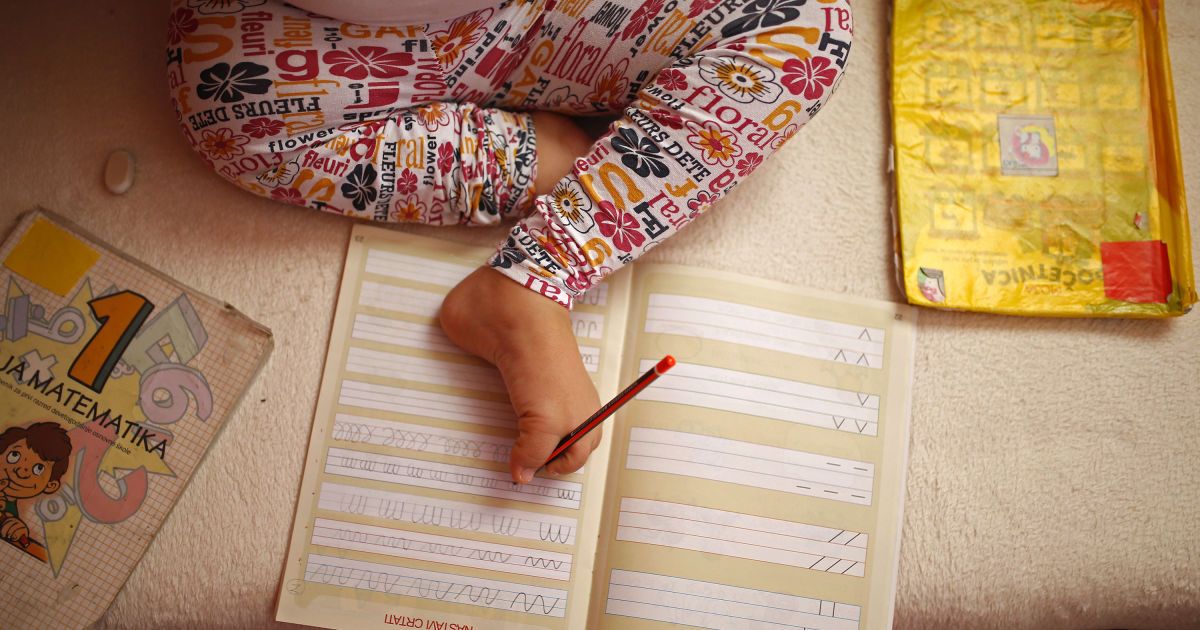 Рамела играет с друзьями и старательно учится