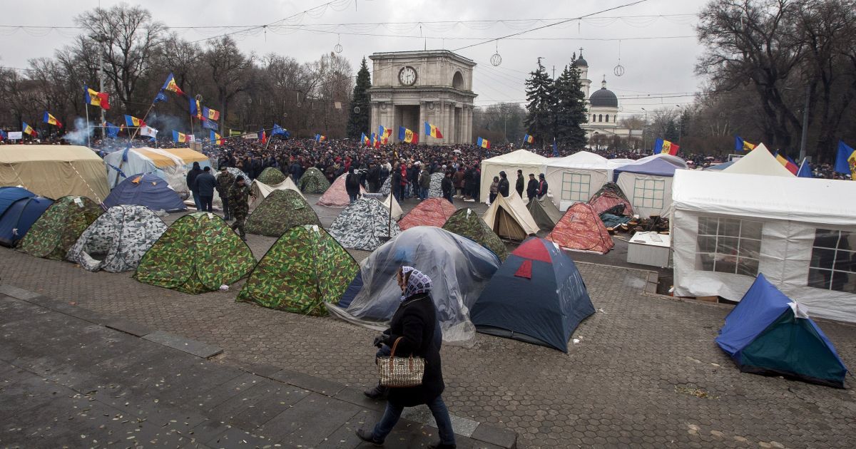 В Молдове граждане вышли на улицы городов / © Reuters
