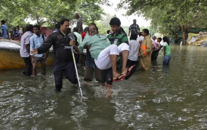 В Индии пассажирский автобус потерял равновесие и рухнул в реку