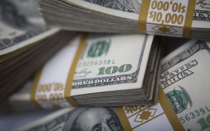 Доллар и евро начали неделю с удешевления в курсах Нацбанка. Инфографика