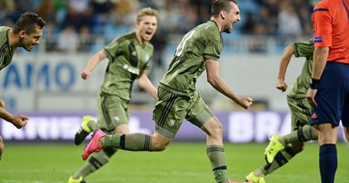 Кухарчик празднует свой гол в ворота "Зари"