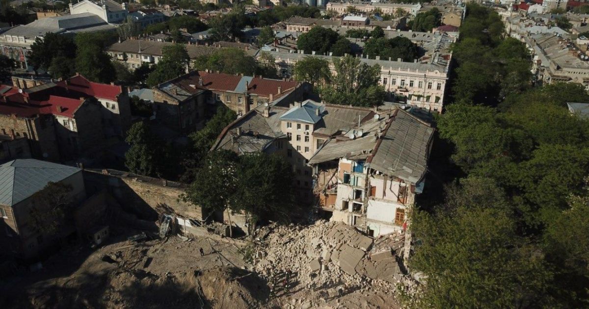 Обвал дома в Одессе: на месте сильный запах газа, а жители жалуются на стройку рядом