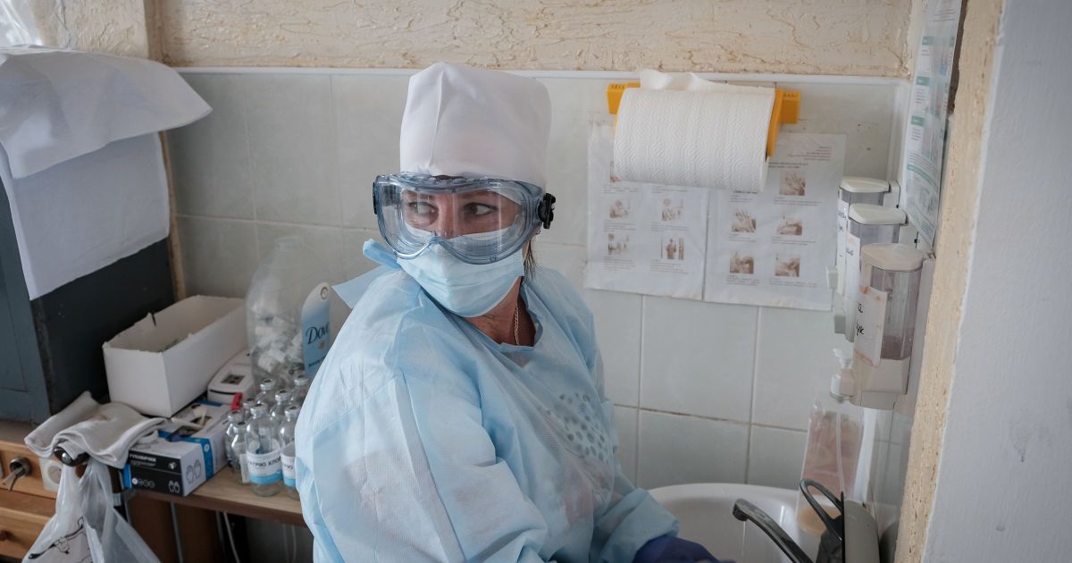 Смерті від коронавірусу зафіксували майже у всіх регіонах України: де ситуація 30 вересня найгірша