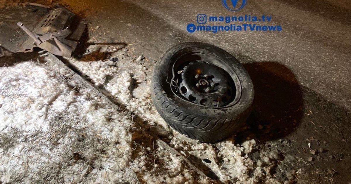 На Броварському шосе автівка врізалась у білборд / © Магнолія-ТВ