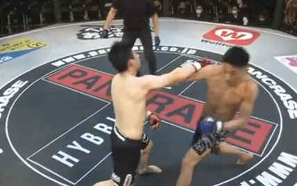 Потерял сознание еще до падения: на турнире MMA в Японии бойца отправили в жуткий нокаут (видео)