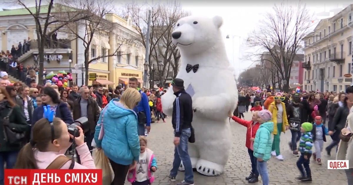 В Одессу вернулась Юморина: впервые за три года по Дерибасовской прошел парад клоунов
