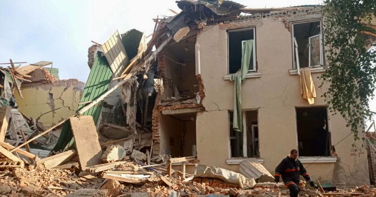 В Чугуеве россияне разбомбили школу и дом культуры: ранена женщина, под завалами есть люди (фото обстрела)