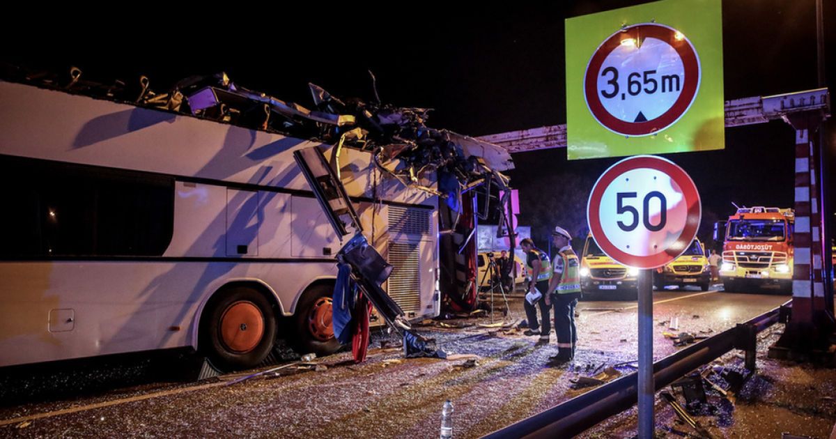 Жуткое ДТП в Будапеште: второй этаж автобуса с украинцами на скорости "срезал" ограничитель высоты