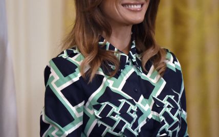 В платье с геометрическим принтом и на лубутенах: эффектная Мелания Трамп на официальной встрече