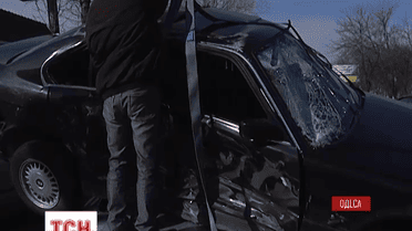 В Одесі BMW "приземлився" на дах легковика, яка зупинилася на світлофорі