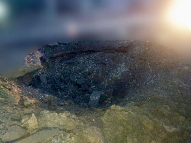 В результате падения беспилотника образовалась огромная воронка