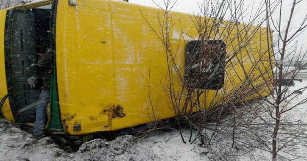 На Донеччині після зіткнення з автомобілем перекинувся автобус із 25 пасажирами