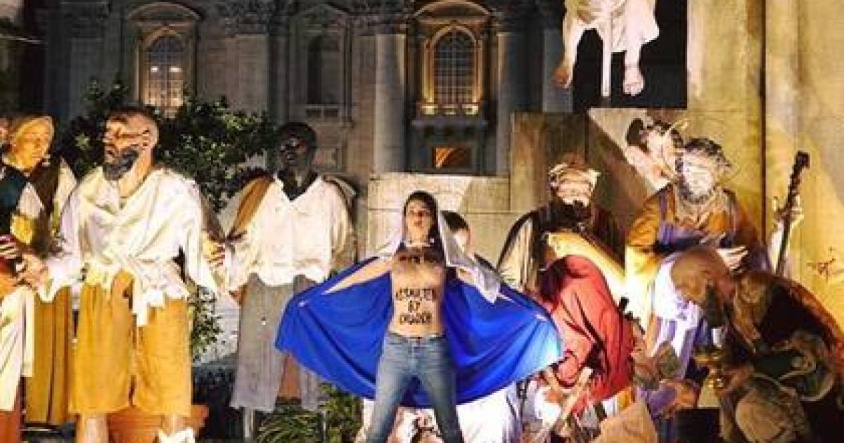 Активістка Femen оголила груди перед різдвяною службою у Ватикані