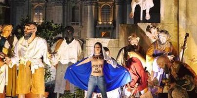 Активистка Femen обнажила грудь перед рождественской службой в Ватикане